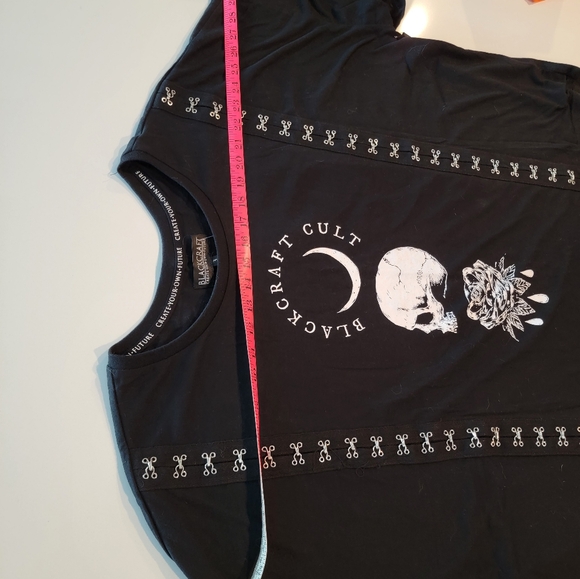 HOT TOPIC Blackcraft Crop Hook & Eye Graphic Tee Size 3 - Picture 13 of 16